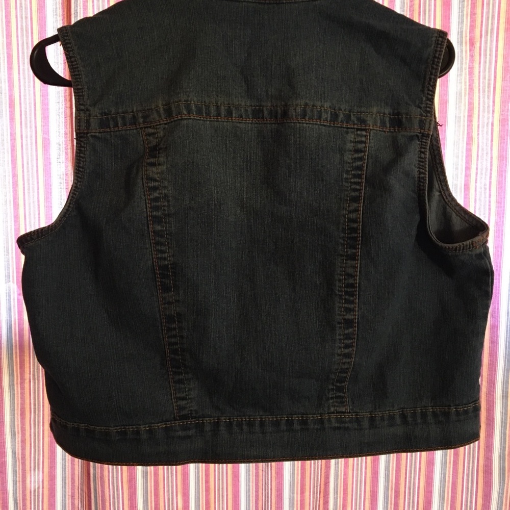 Vest - Picture 3 of 4